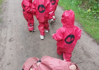 Avonturen van kinderen in Barneveld gastouder boswandeling schatzoeken