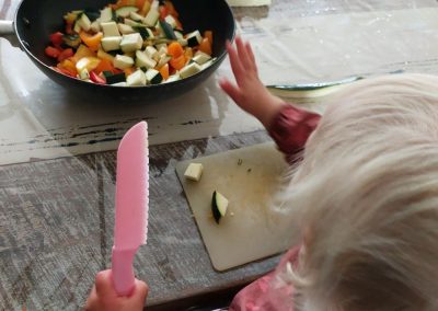 Kinderen koken bakken keuken gastouder Janet van Damme Barneveld